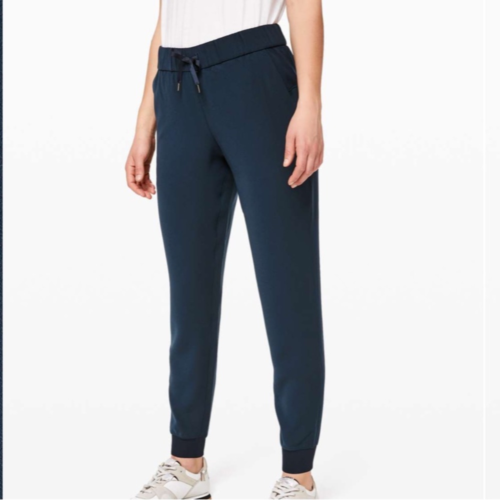 Lululemon On The Fly Jogger
True Navy